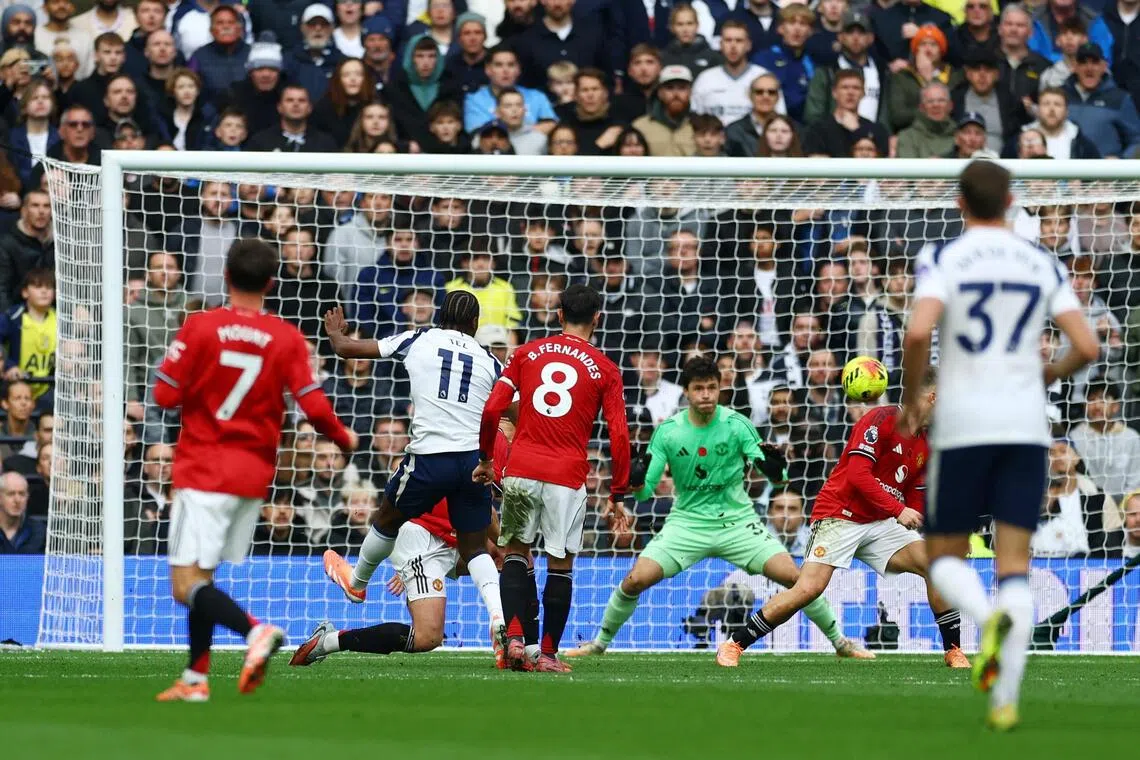 替补出场的热刺前锋特尔（11号球衣、左二）凭借这个进球扳平比分。（路透社）