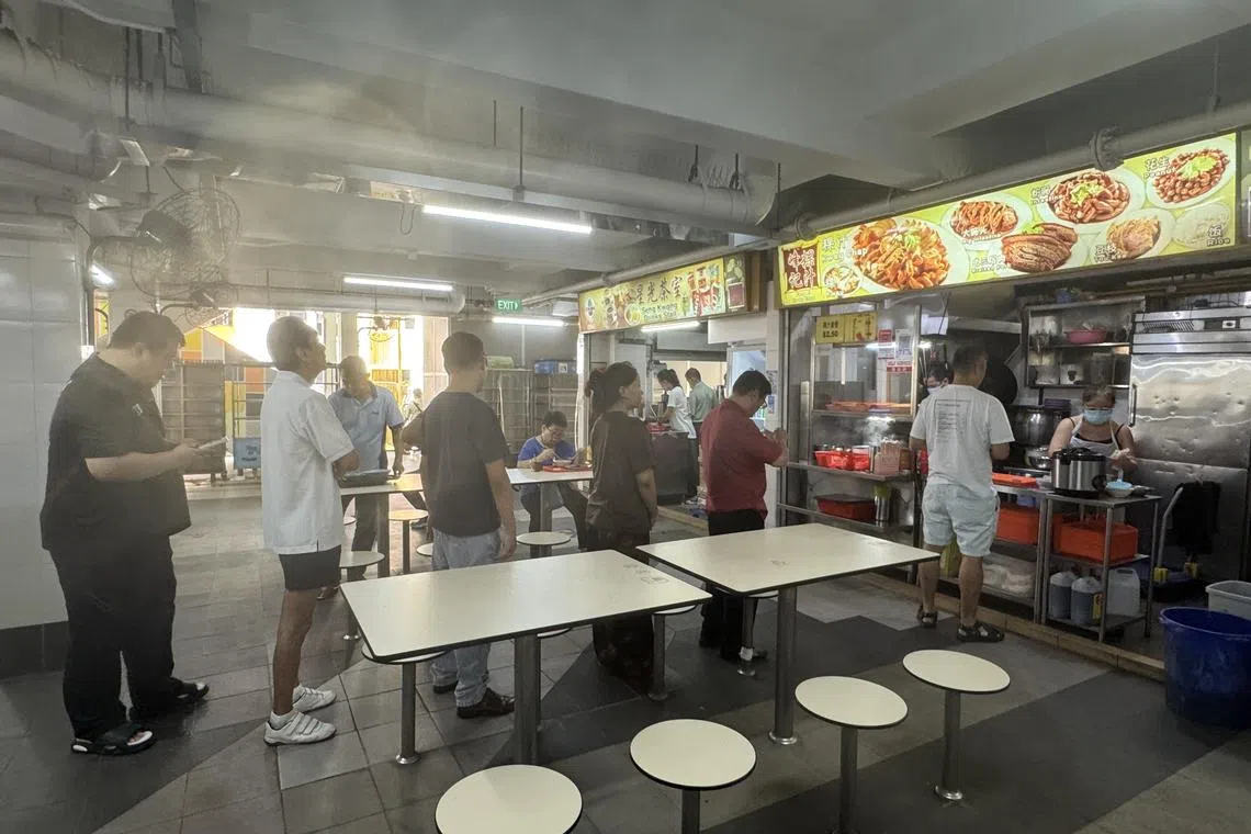 峰记粿汁引来很多老饕排队，人龙不断。（翁铭芯摄）