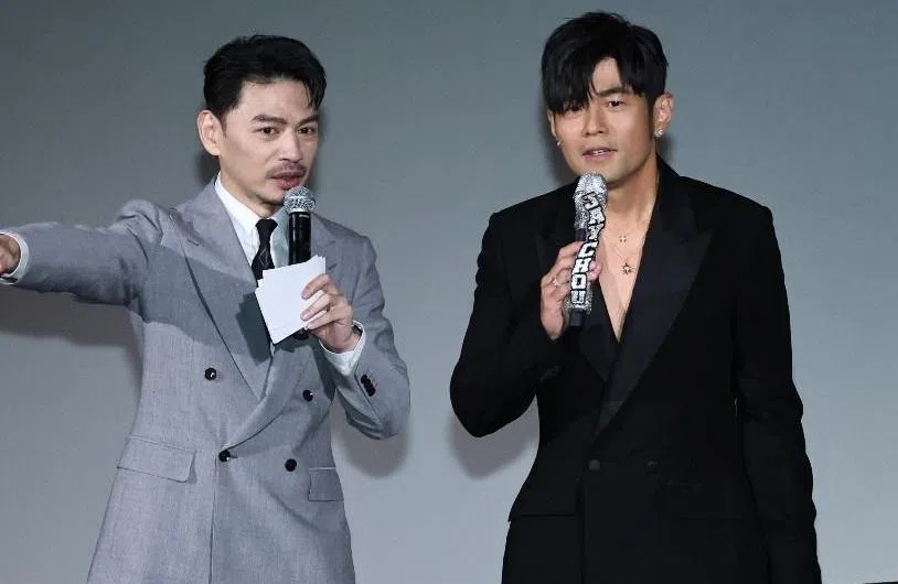 周杰伦（右）的发布会找来好友阿Ken担任主持。（互联网）