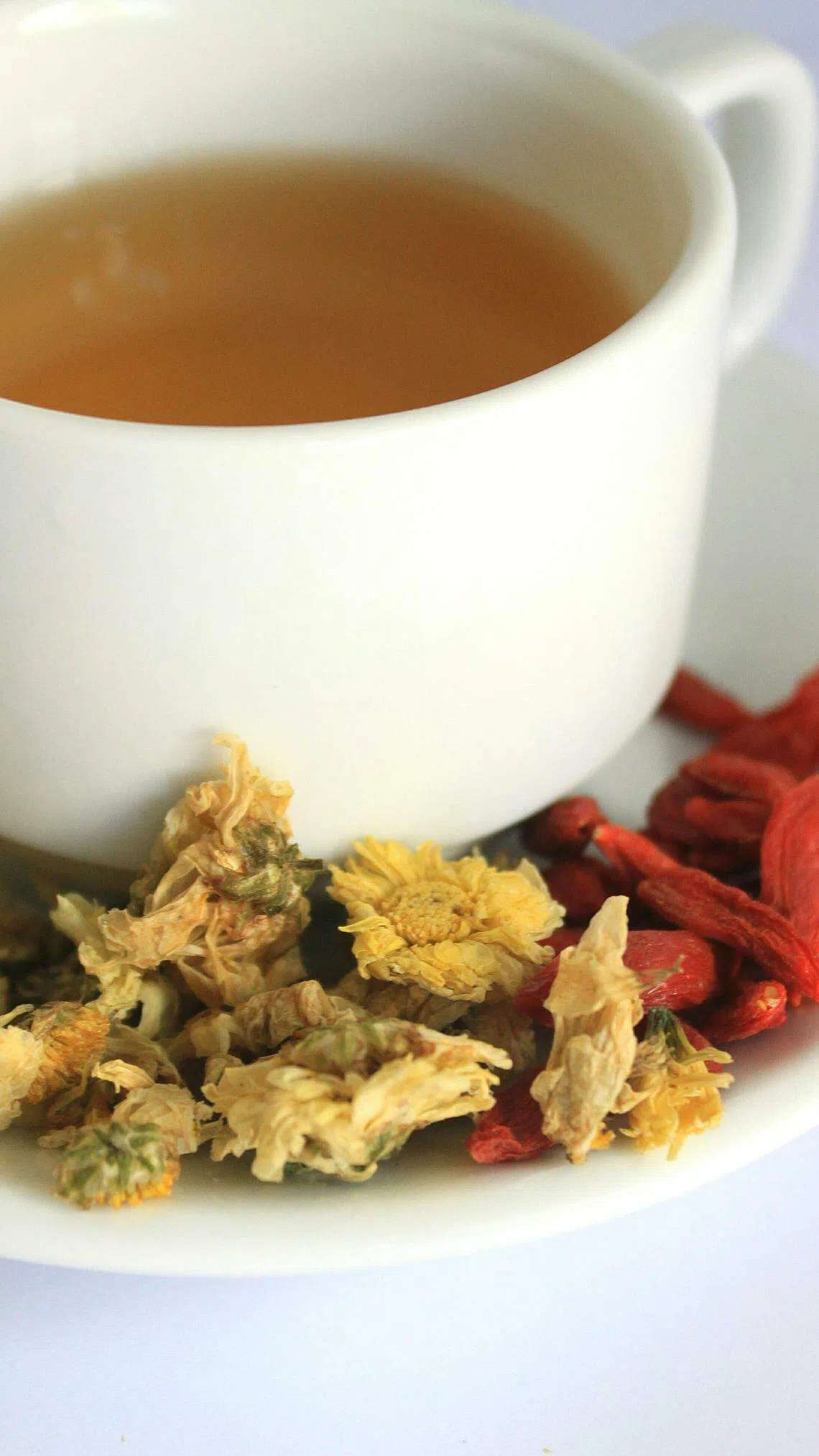 菊花茶有助清热祛火和疏风解毒，枸杞可中和偏凉的菊花。（iStock图片）
