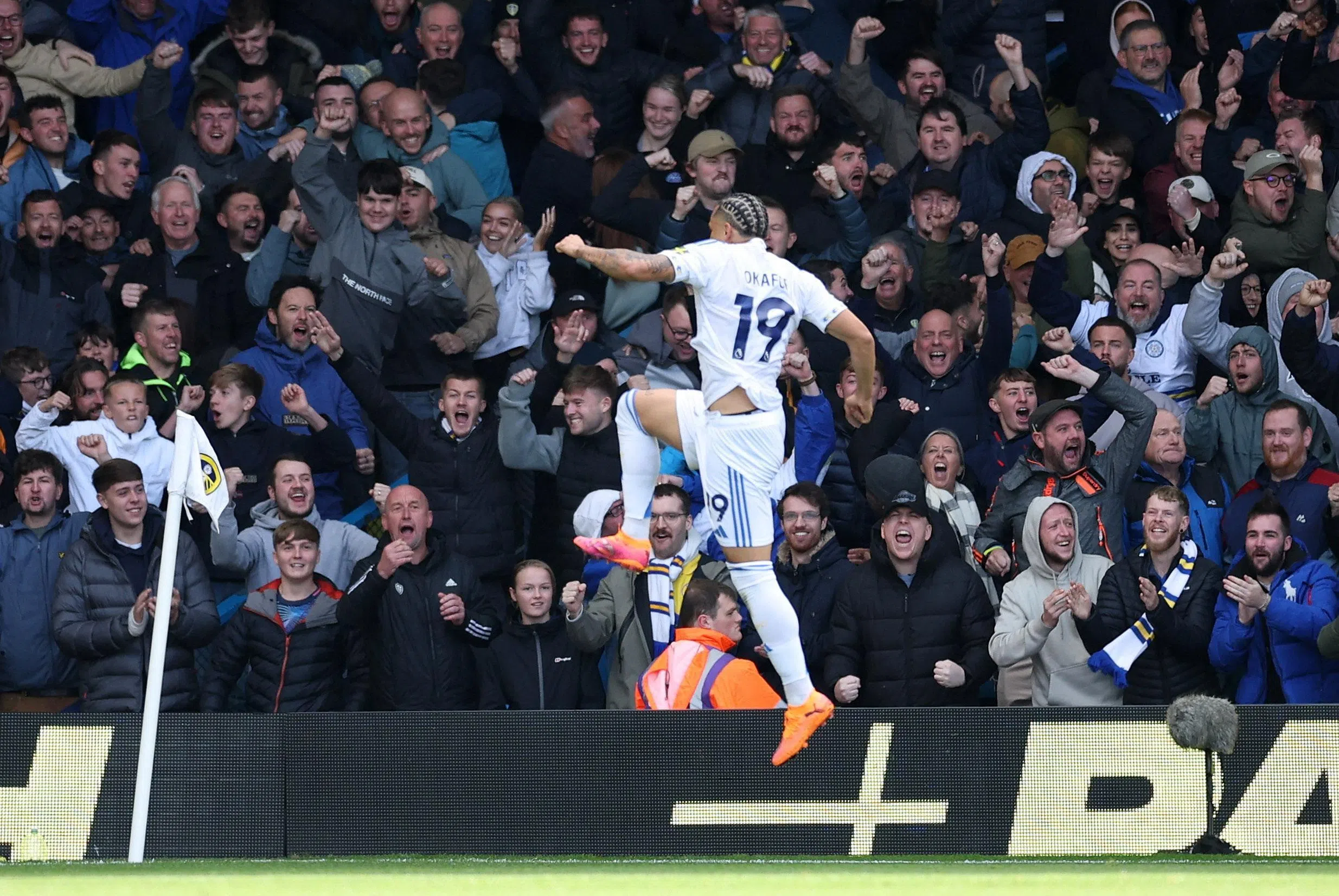 补射扳平比分后，利兹边锋奥卡福兴奋庆祝。（路透社）