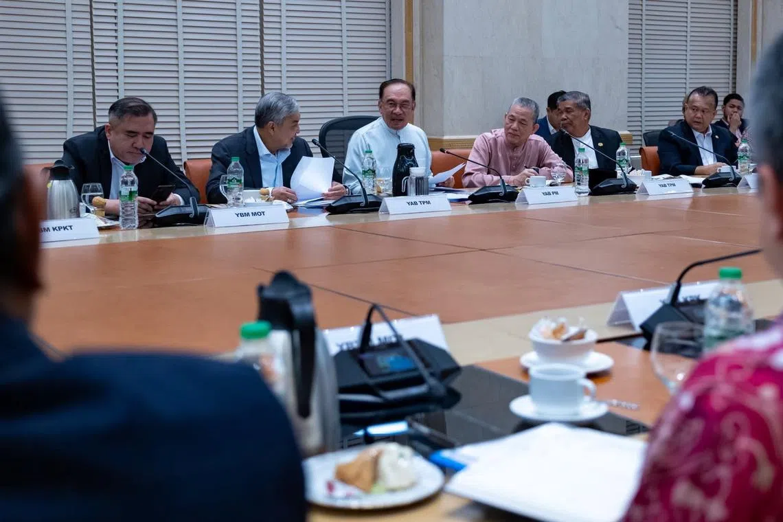 马来西亚首相及财政部长安华（中）星期五（4月4日）晚上召开特别会议，与内阁成员讨论美国关税问题。（取自安华脸书）