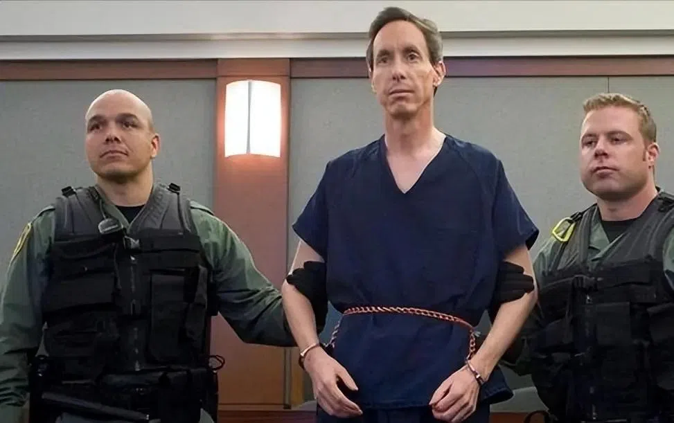 Warren Jeffs（沃伦杰夫斯，中）被捕入狱，仍牢牢控制着信徒。（互联网）