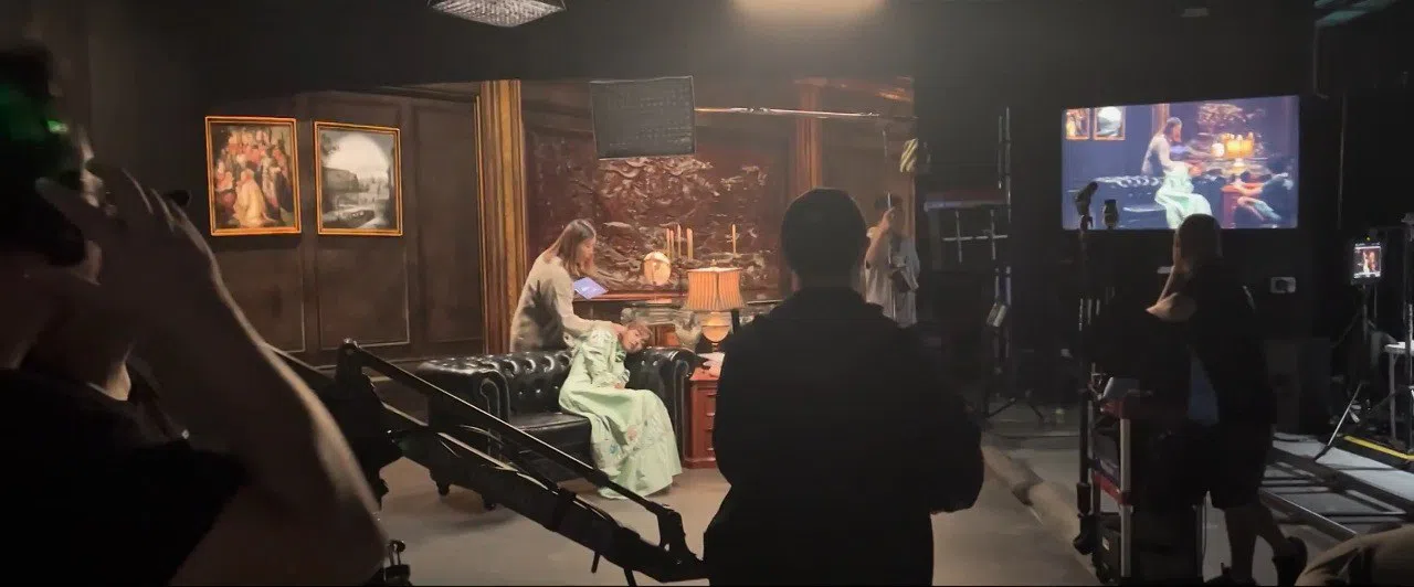 《熟悉的陌生人》中出现的旧年代场景，是通过虚拟制作技术拍摄的。（新传媒提供）