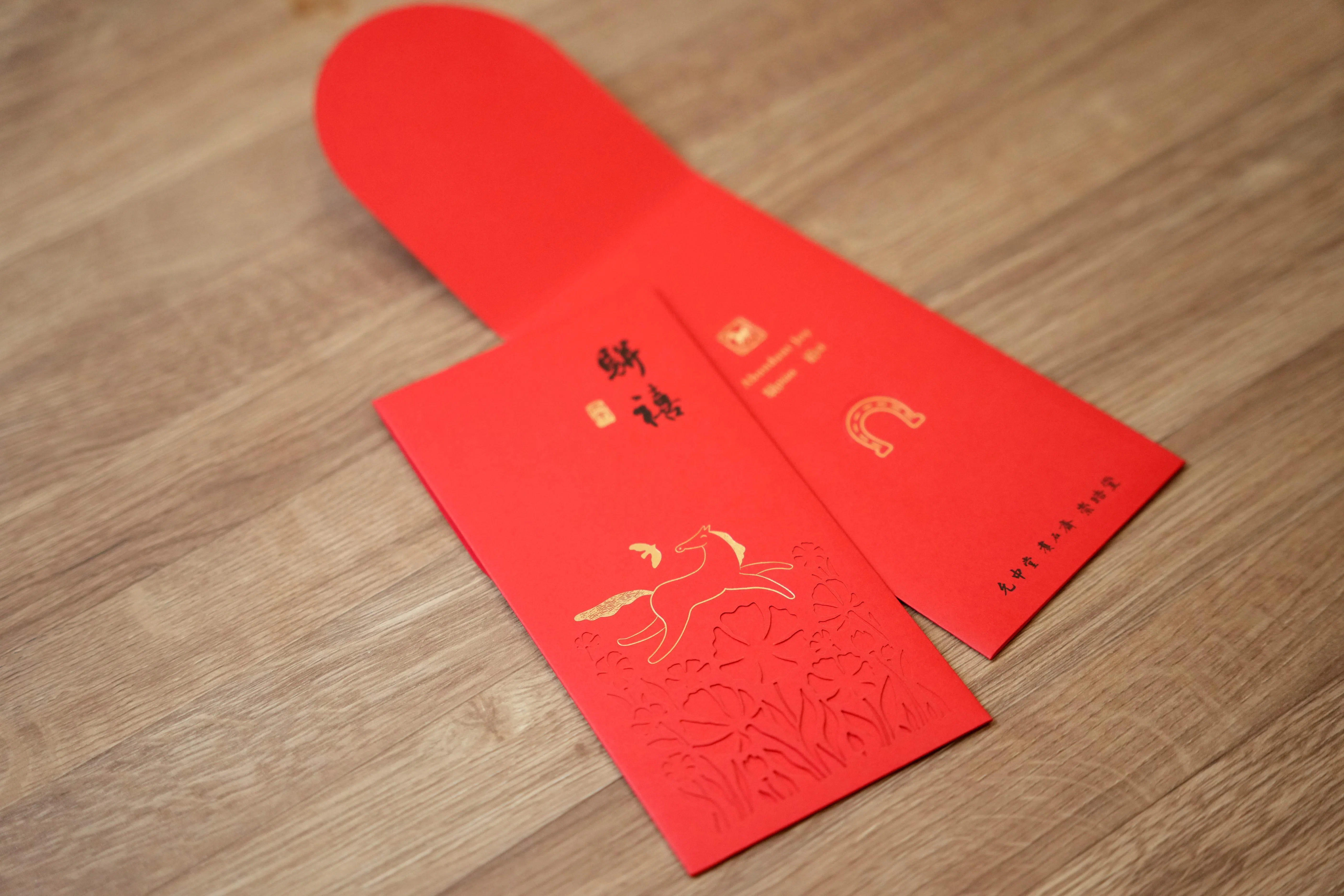 尤东𬀩医生与文友设计的红包，结合东西方文化。（谢智扬摄）