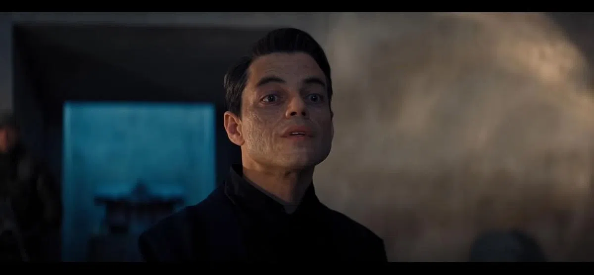 Rami Malek在《生死交战》中饰演一个冷静也冷血的反派。（截取自官方YouTube）