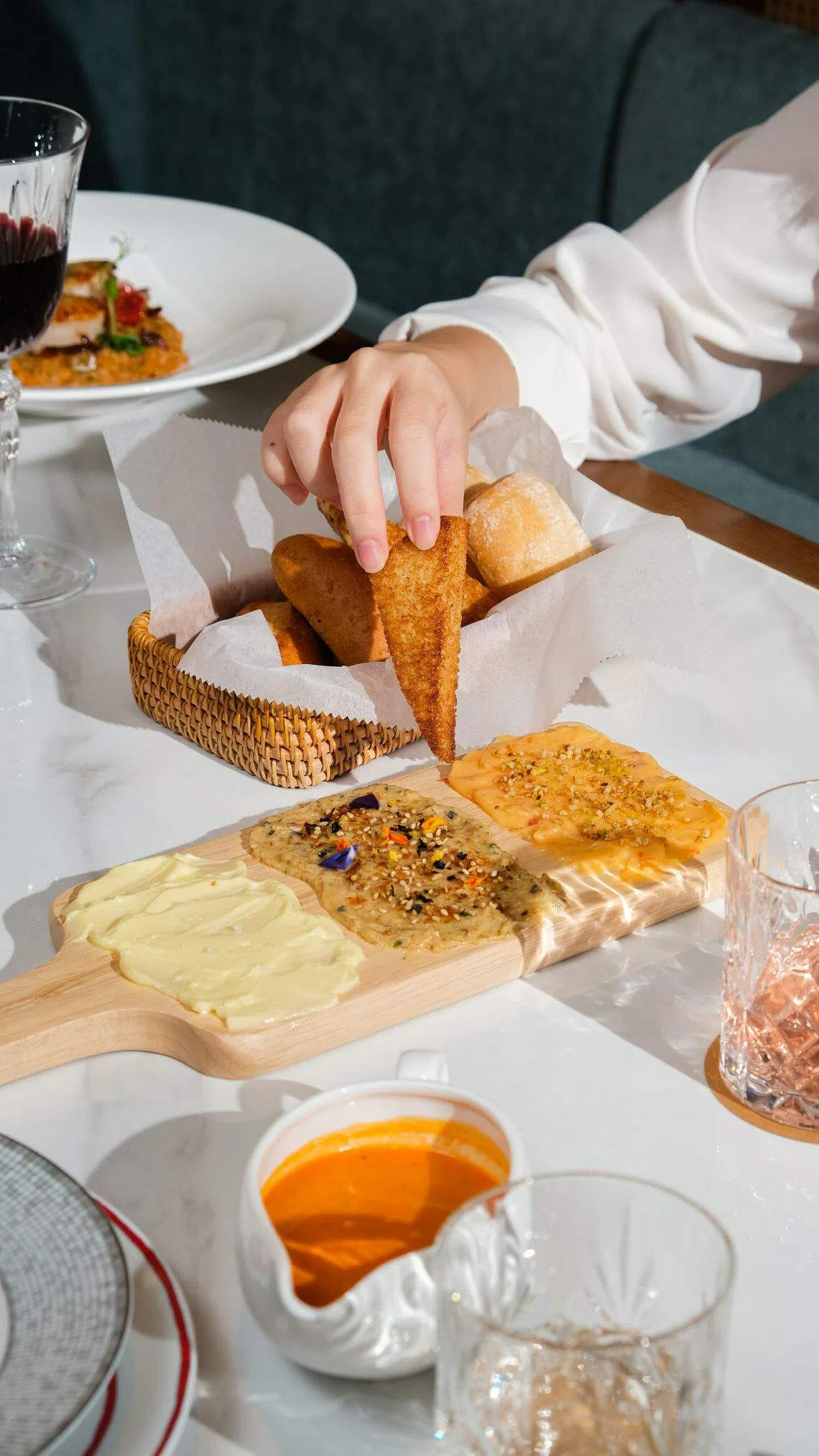 La Savoir Butter Board结合经典法式海盐牛油、日本拌饭素牛油及香料虾牛油，搭配面包享用。（餐馆提供）