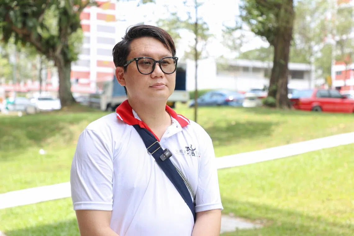 义工陈永辉说，他们会在行动上辅助潘迎芬，例如在上门服务时牵着她，并指引房间和厕所位置。（游甯稀摄）