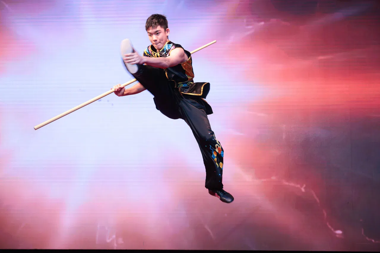 17岁的刘耀慷表演南棍里的背棍旋风脚。（李冠卫摄）