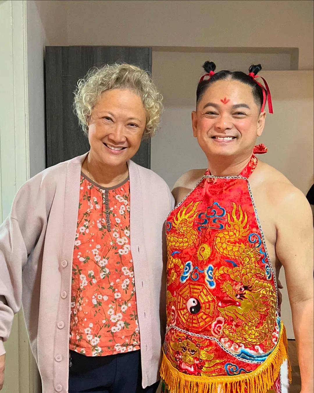 新加坡演员洪慧芳（左）和周崇庆演出马国贺岁片《新年·奇迹号》。（取自周崇庆IG）