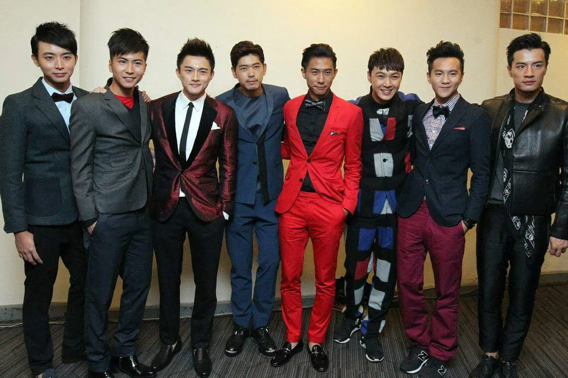 方威捷（右二）是当年的新传媒“八公子”之一。（档案照）