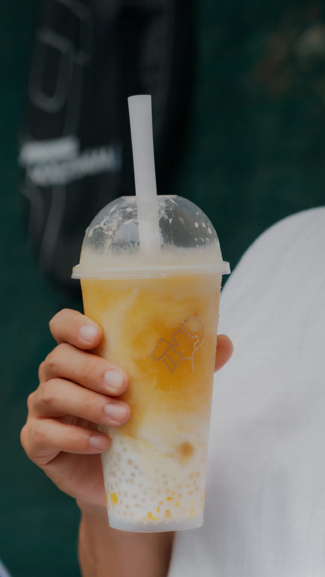 “椰椰芒芒”是喜茶的畅销茶饮之一，内有新鲜芒果、芒果汁和椰奶等。（品牌提供）