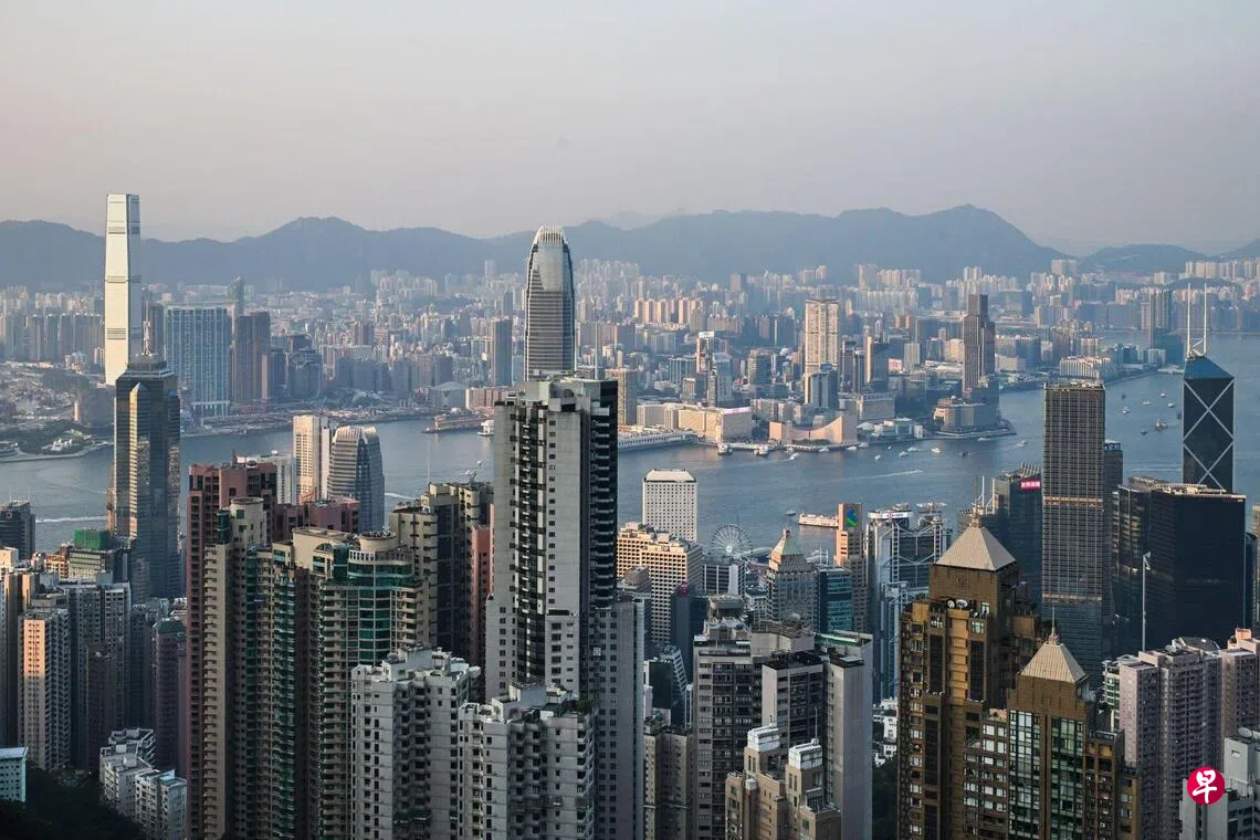 研究显示，41%的香港富裕人士对下一代管理家族财富的能力缺乏信心。图为香港维多利亚湾的高楼大厦。 （彭博社）