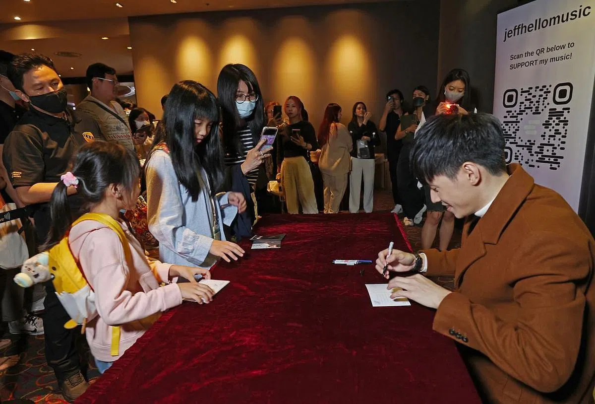 黄长俊于戏院外举办签名会，约有四五十人排队。（唐家鸿摄）