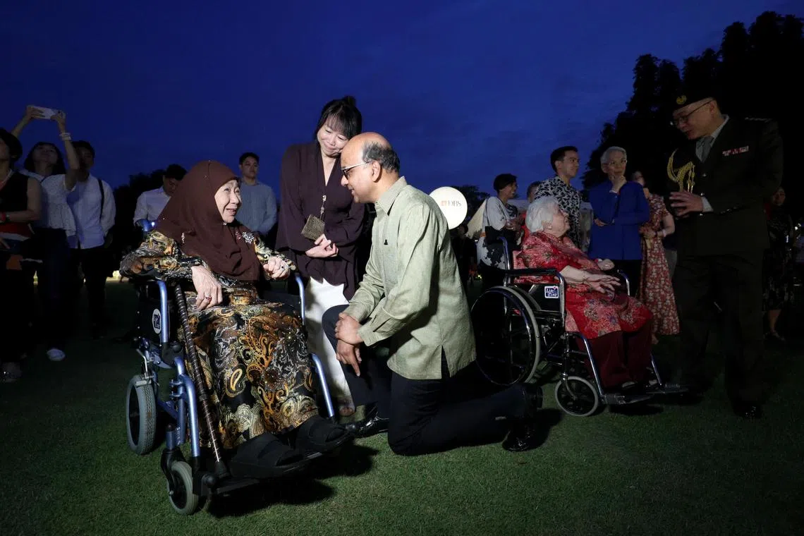 总统府于2019年举行150周年纪念活动，时任国务资政兼社会政策统筹部长尚达曼（右起）偕同夫人珍一藤木与艾莎亲切交谈。（林泽锐摄）