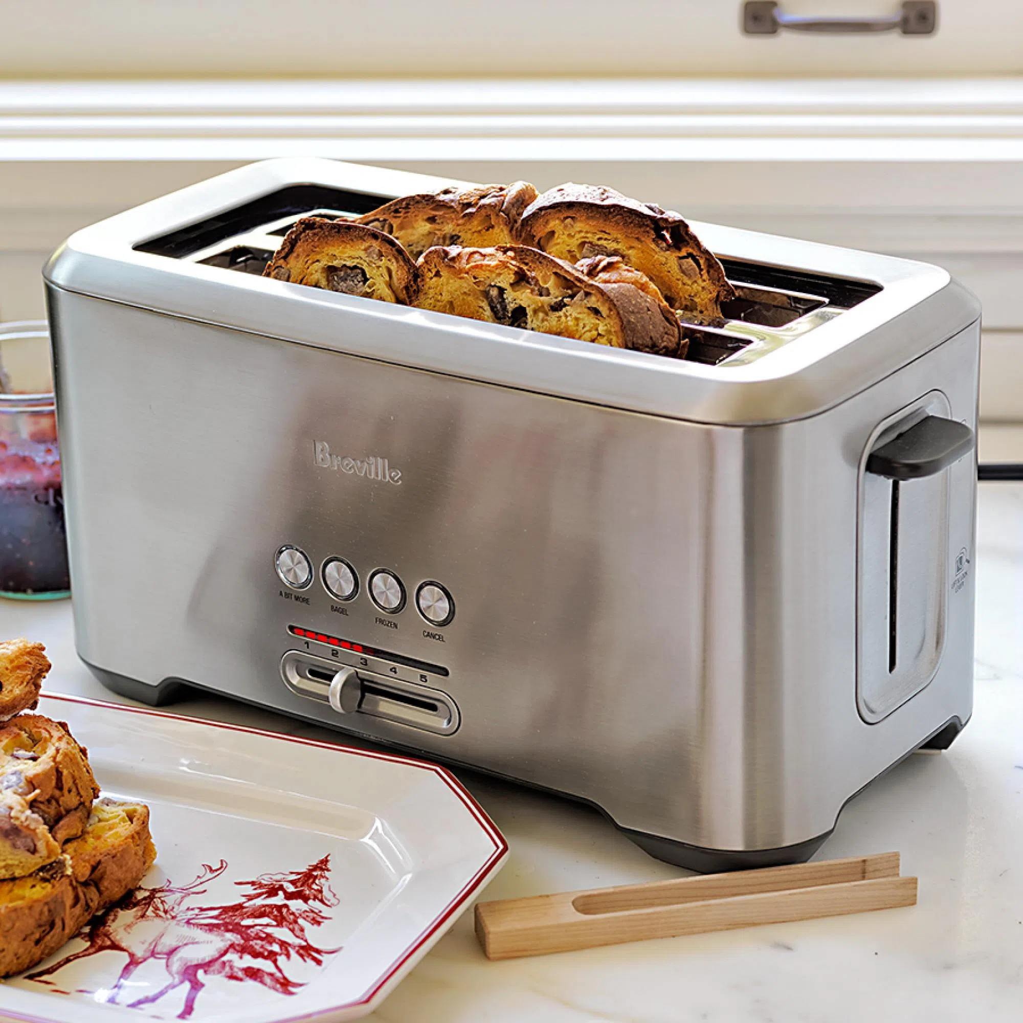 Breville烘面包机有四个独立槽位，LED指示灯可显示烘烤进度。（商家提供）