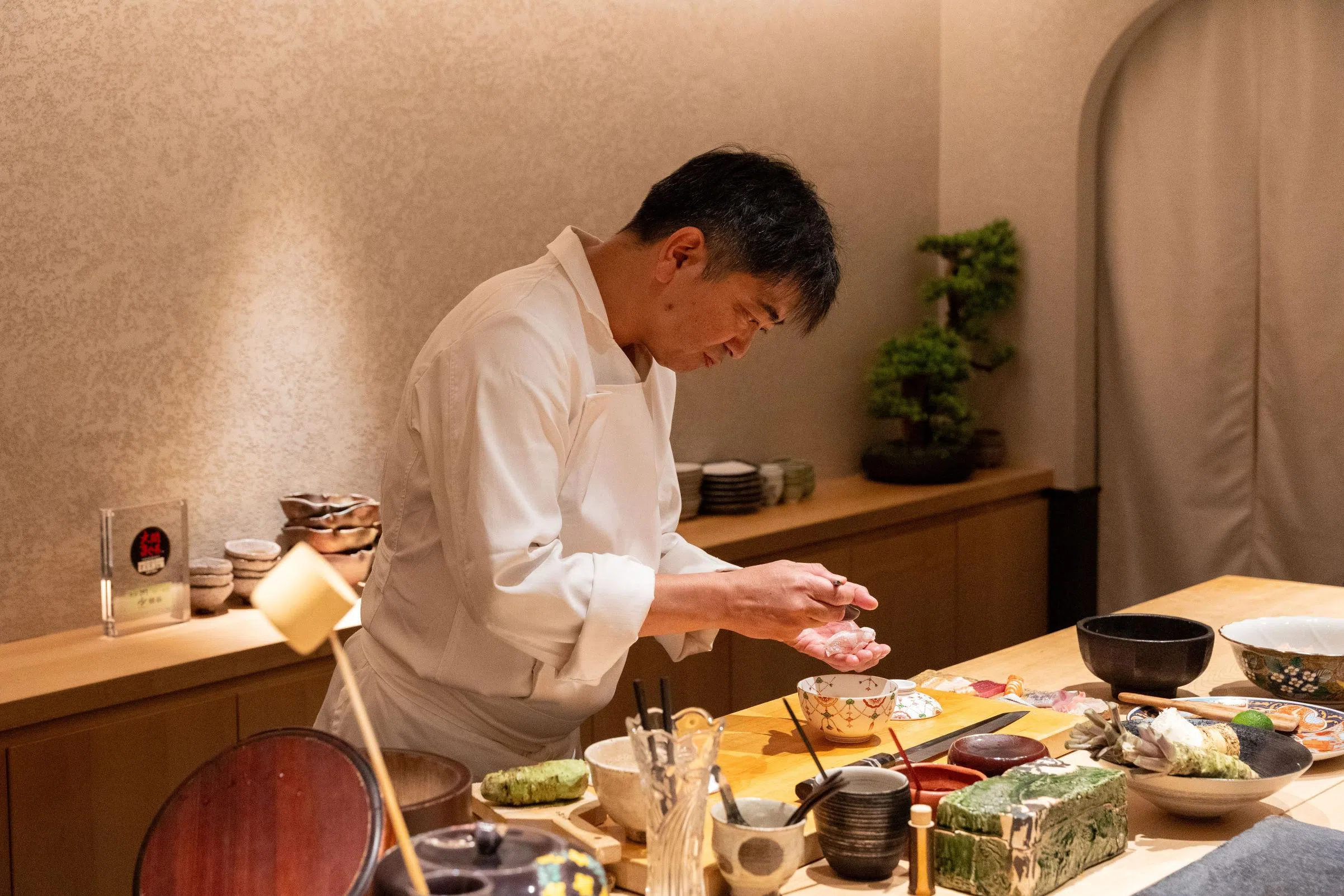 鲊煋新任米其林主厨三桥薰（Kaoru Mitsuhashi）与日本供应商紧密合作，确保珍稀食材能直接从丰洲市场运送至新加坡。（餐馆提供）