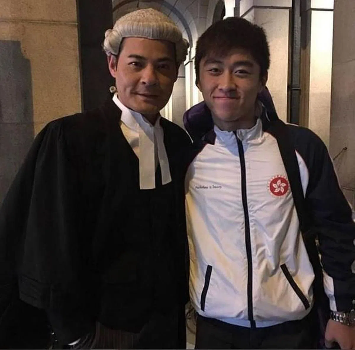 吴诺弘（右）曾担任《是咁的，法官阁下》的武术指导，左为黄智贤。