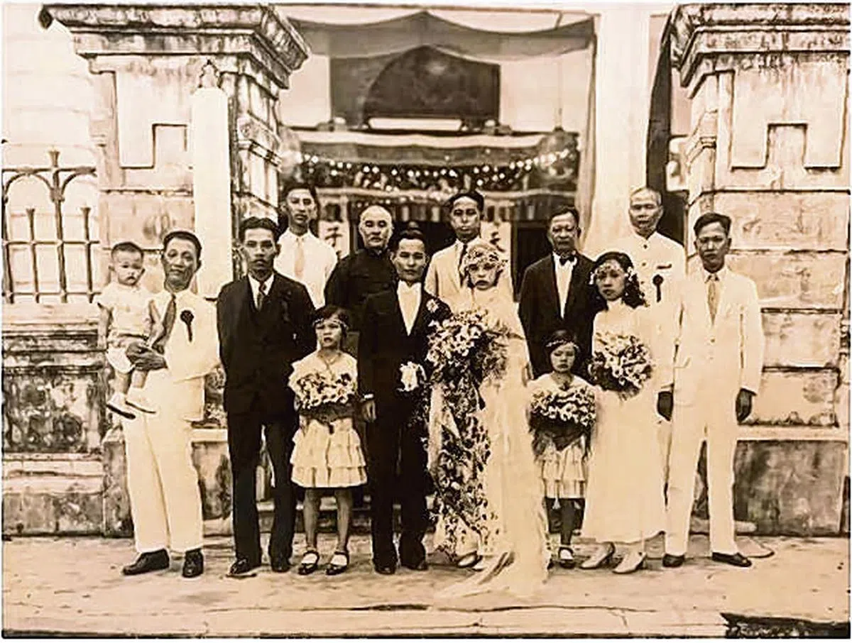 林玉明与白毓珍在九龙堂的婚礼合影。后排左一林谋盛，左二林炯轩，左三林庆年。（林炯轩家族提供）