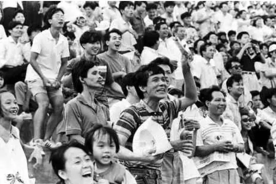 上世纪90年代，广州赛马场的比赛吸引大批观众观看。（互联网）