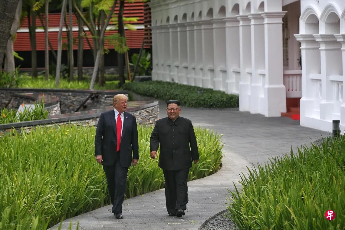 2016年6月12日，特朗普和金正恩在新加坡圣淘沙嘉佩乐酒店会晤，两人还一起在酒店庭院里一起漫步。 （档案照片）