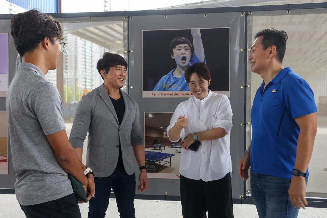 TSA@Jalan Kayu 媒体预览活动上，乒乓球前一姐冯天薇（右二）与出席活动的其他嘉宾言谈甚欢。（游甯稀摄）