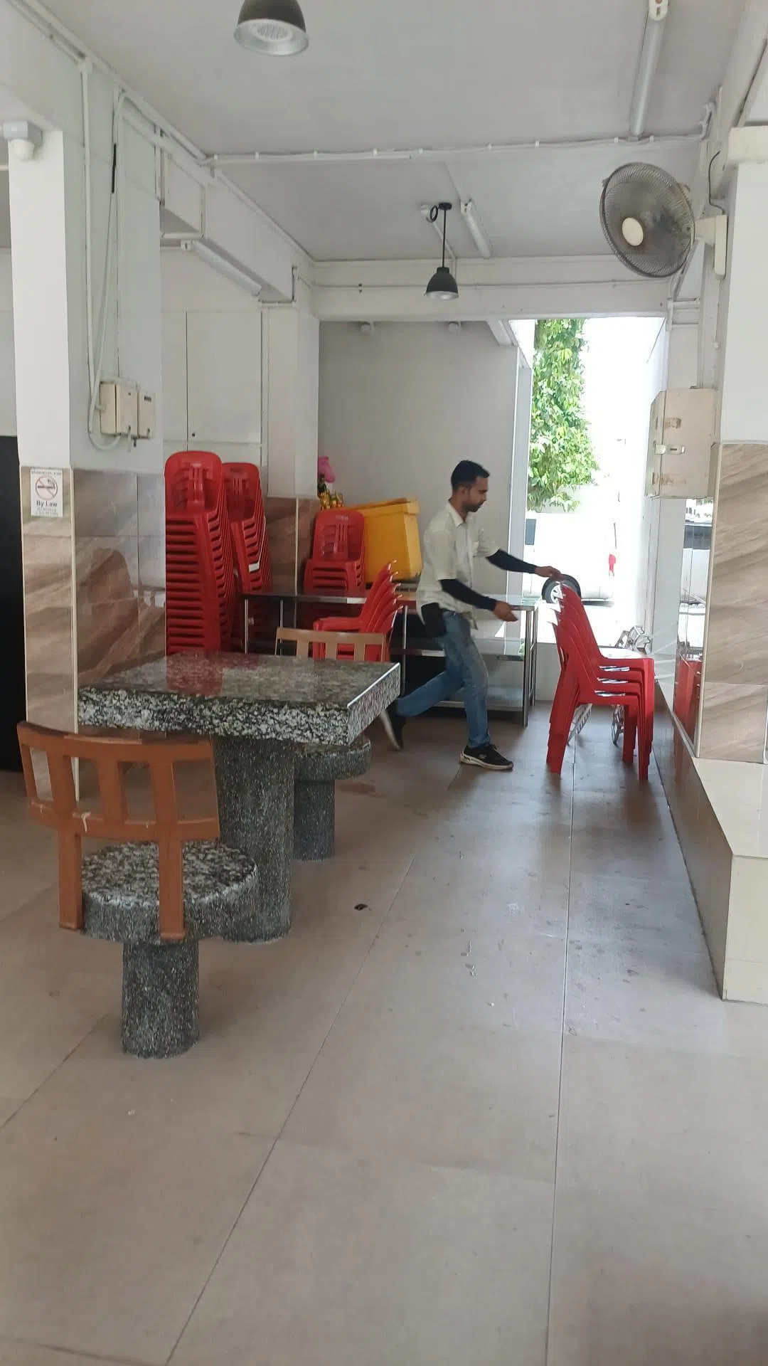 义顺市镇理事会人员协助将组屋底层的物品移至同座组屋的居民角落。（受访者提供）