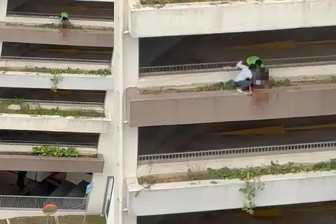 坐停车场墙沿大哭 两男救17岁少女 