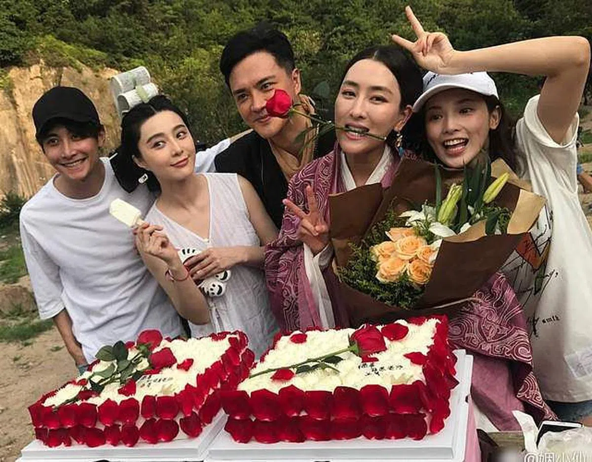 范冰冰（左二）在剧组的餐费也受关注。（互联网）