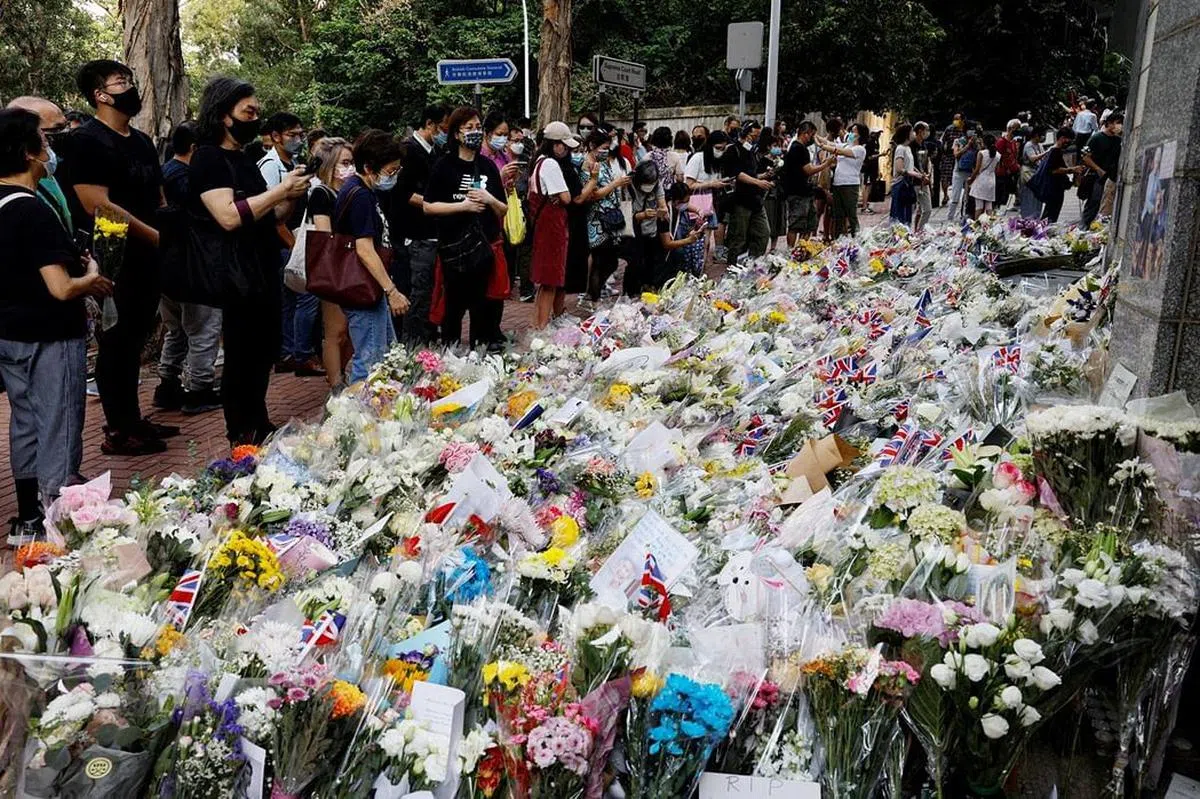 香港数千民众星期一（9月12日）前往英国驻香港总领事馆悼念女王，为她留下花束，表达怀念。虽然每个人在沉默的几秒内所想的可能不尽相同，但这份哀思依然真切。（路透社）