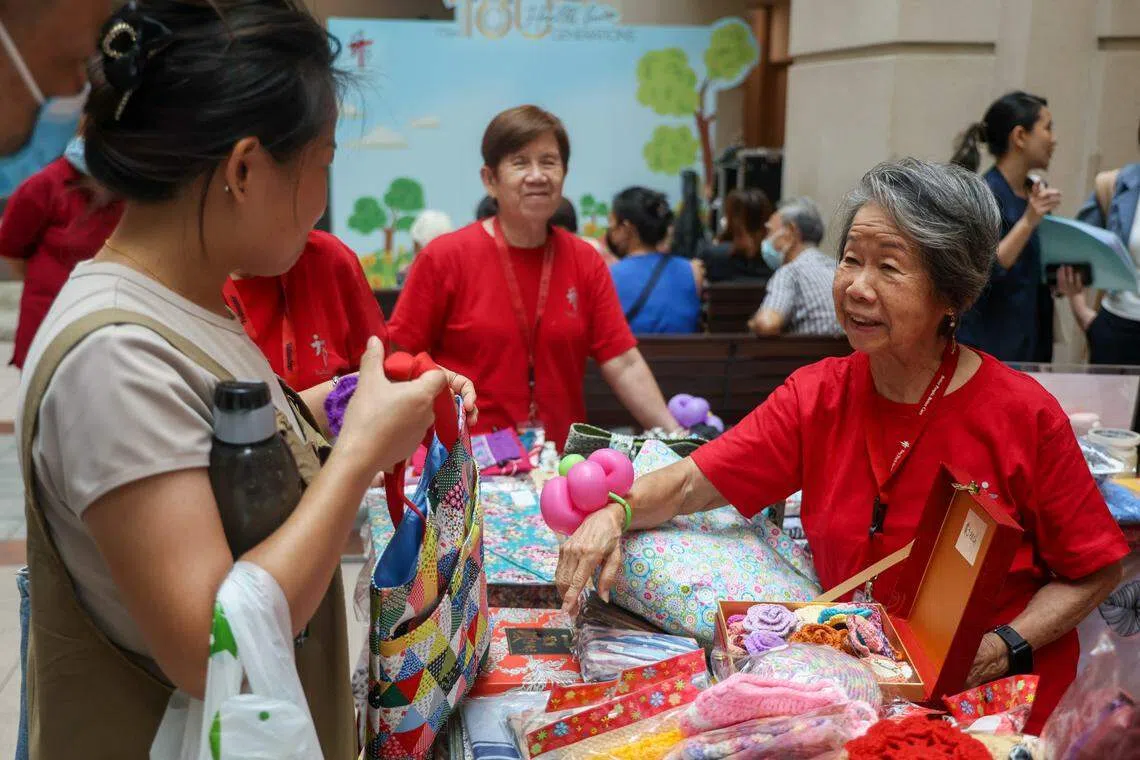今年88岁高龄的杨瑞兰（右一）身体仍康健硬朗，会与时俱进地制作一些纺织布袋和工艺品，为医院举办公益筹款。（卓祾祎摄）