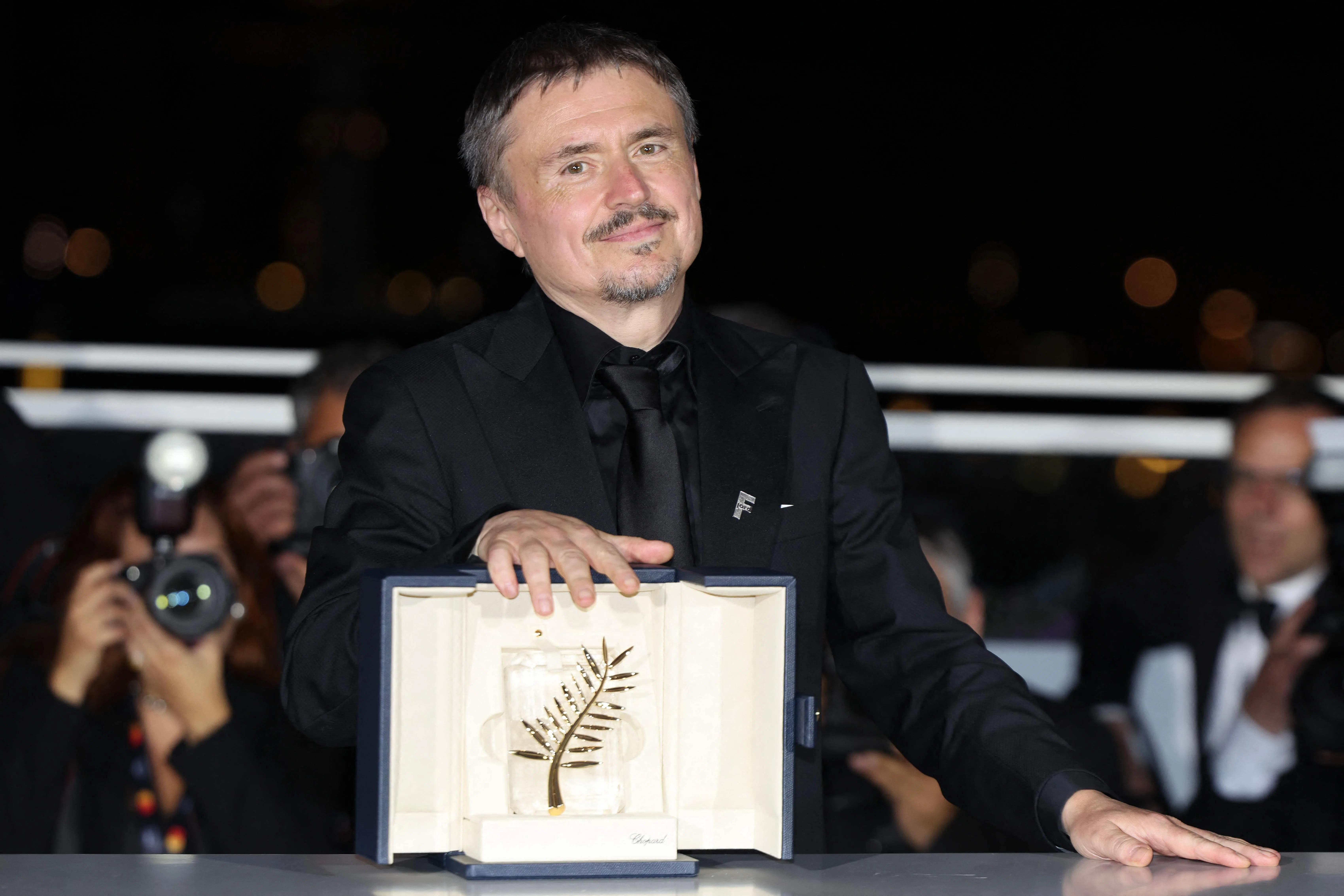 罗马尼亚名导Cristian Mungiu（克里斯汀穆基）以惊悚片《峡湾》（Fjord）夺得最高荣誉“金棕榈奖”（Palme d’Or）。（AFP）