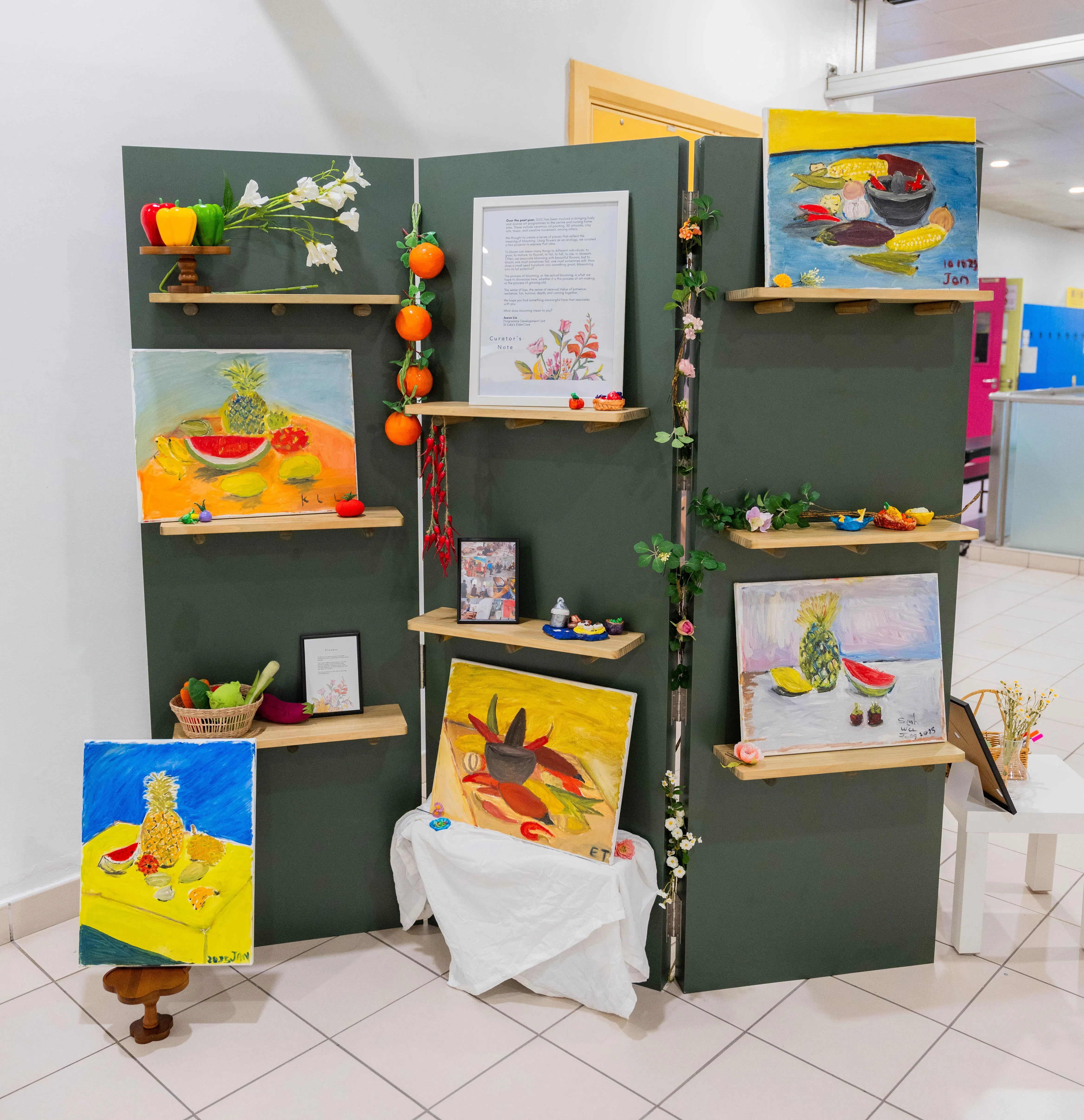 乐龄艺术大会上展出年长者的创作。这些作品将在本地三个公共图书馆轮流展出，让公众免费欣赏他们的创意成果。（南洋艺术学院与圣路加乐龄关怀提供）