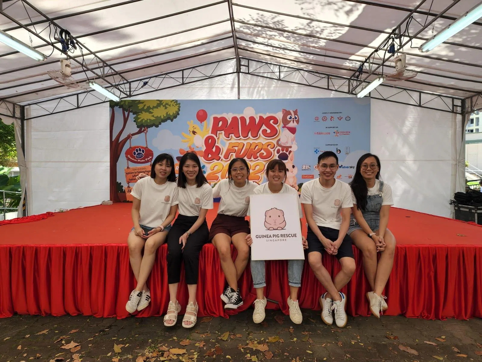 何嫚婷（中央举牌者）和协会成员经常参加本地动物保育活动。（受访者提供）