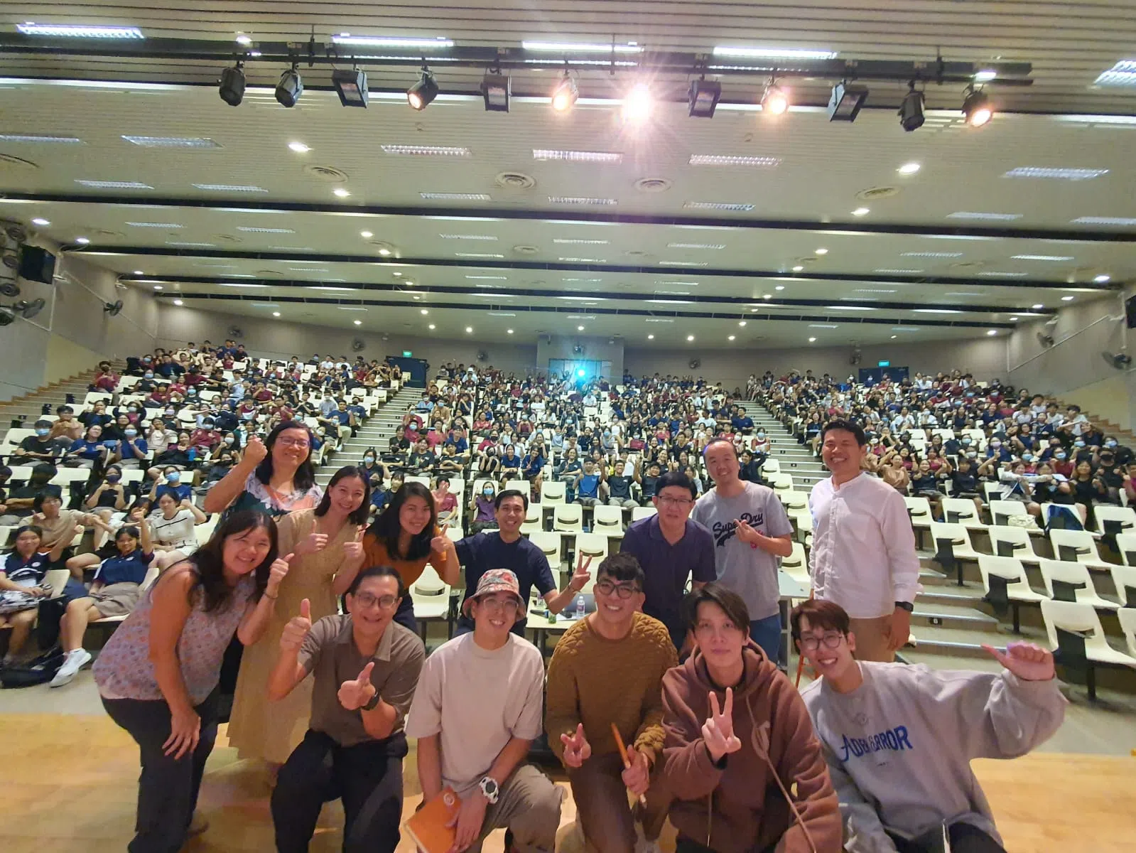 院长冼健豪（前排左二）、导演张俊峰（前排左三）、导演陈子谦（前排右三）、
歌手饶梓杰（前排右二）和范平庚（前排右一）、华文部老师和高一学生合影。（淡滨尼美廉初级学院提供）