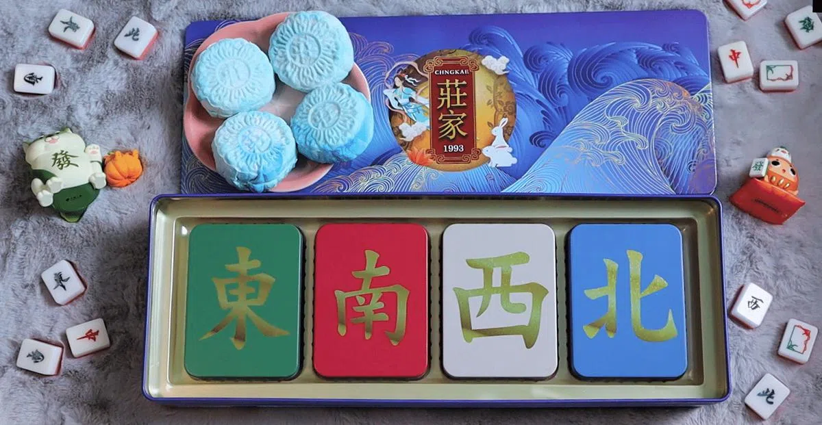 庄家（Chng Kae）招牌“青花瓷猫山王榴梿冰皮月饼”手工制作，花纹独一无二。