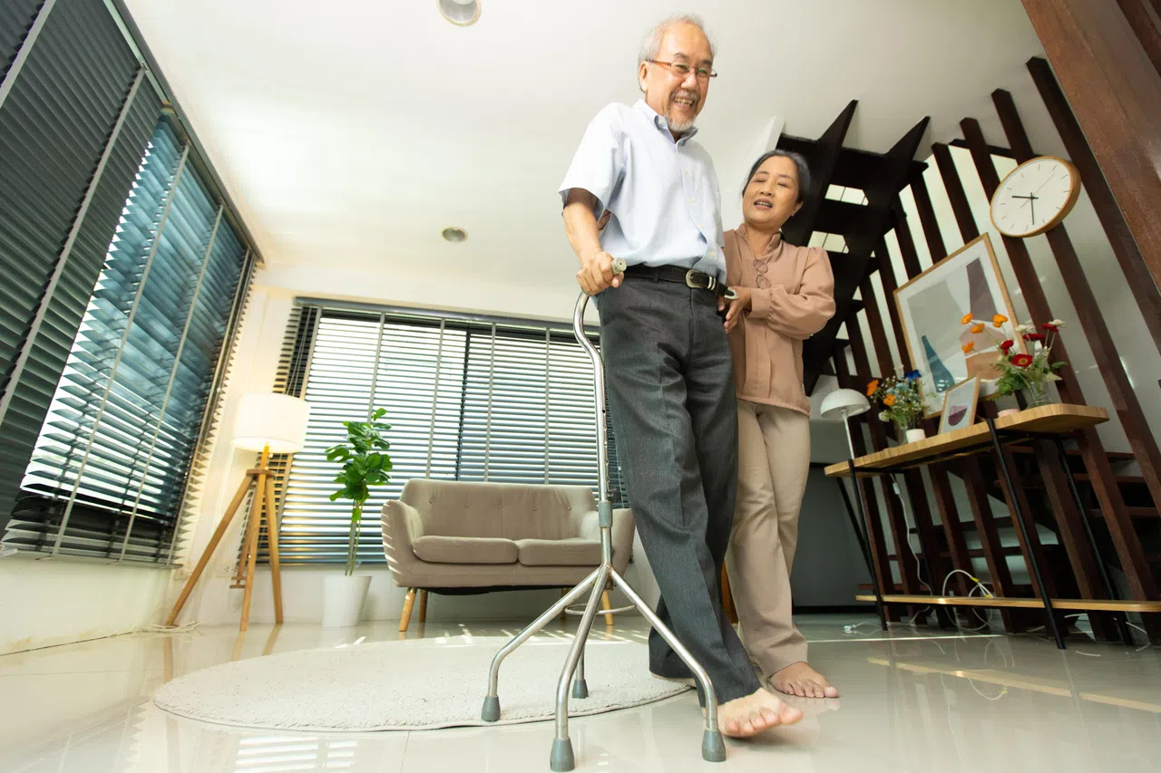 拐杖或助行器可为年长者提供辅助，提高他们的活动力。（iStock图片）