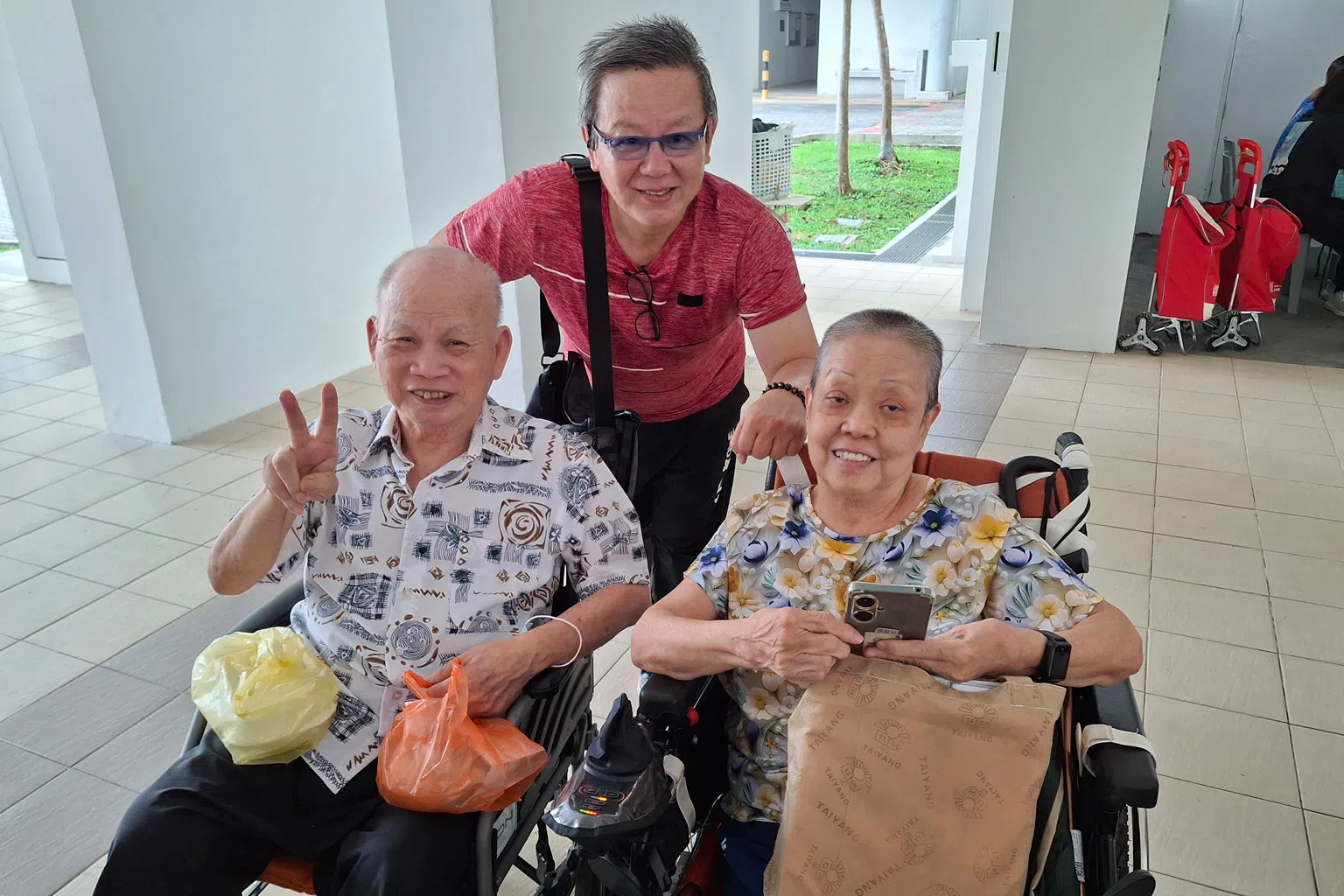 李钰叶与丈夫同坐轮椅，由志愿工作者陪同，参与MWS的乐龄活动。（图/MWS提供）