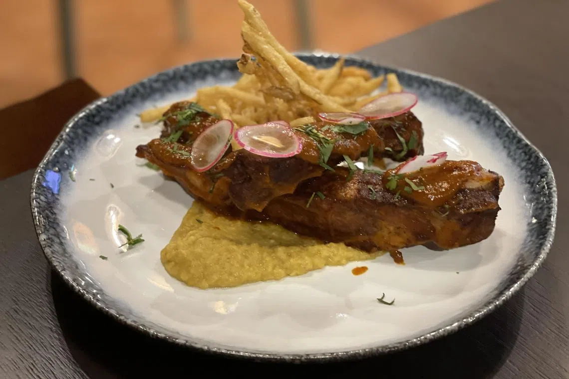 羊角香蕉泥为墨西哥烤猪排骨增添惊喜。（黄靖晶摄）