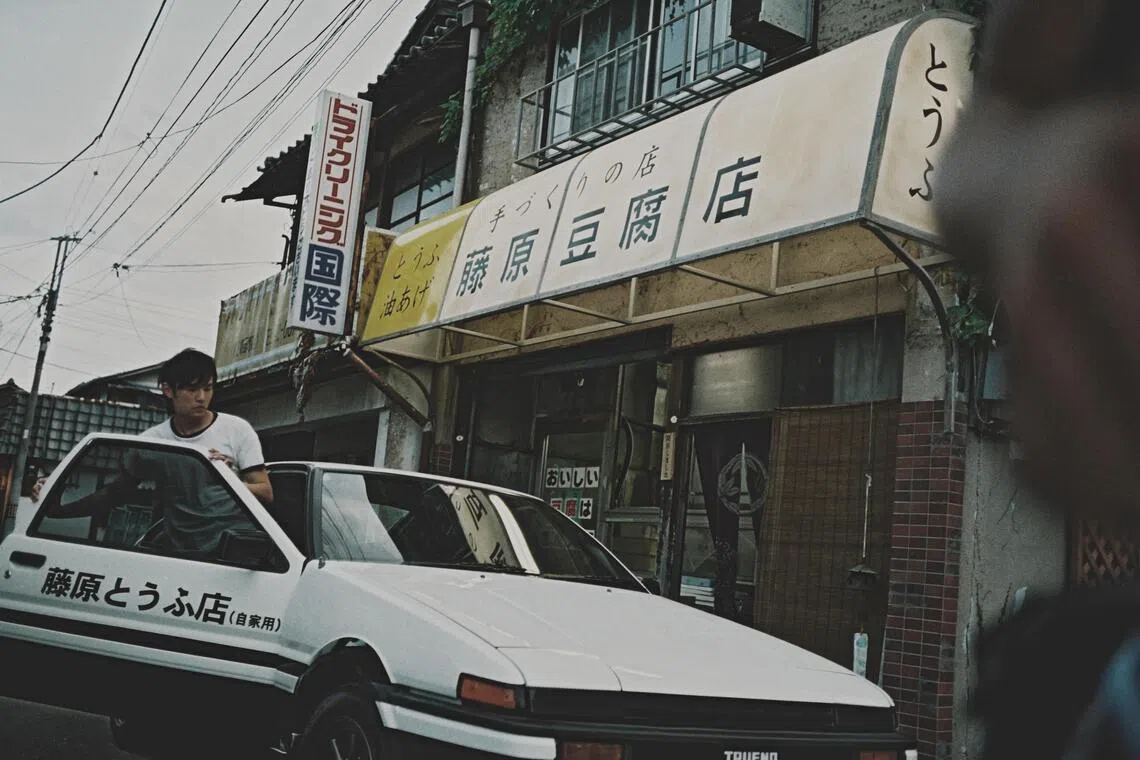 周杰伦扮演的藤原拓海驾驶这两旧车在山道上漂移。（邵氏机构提供）