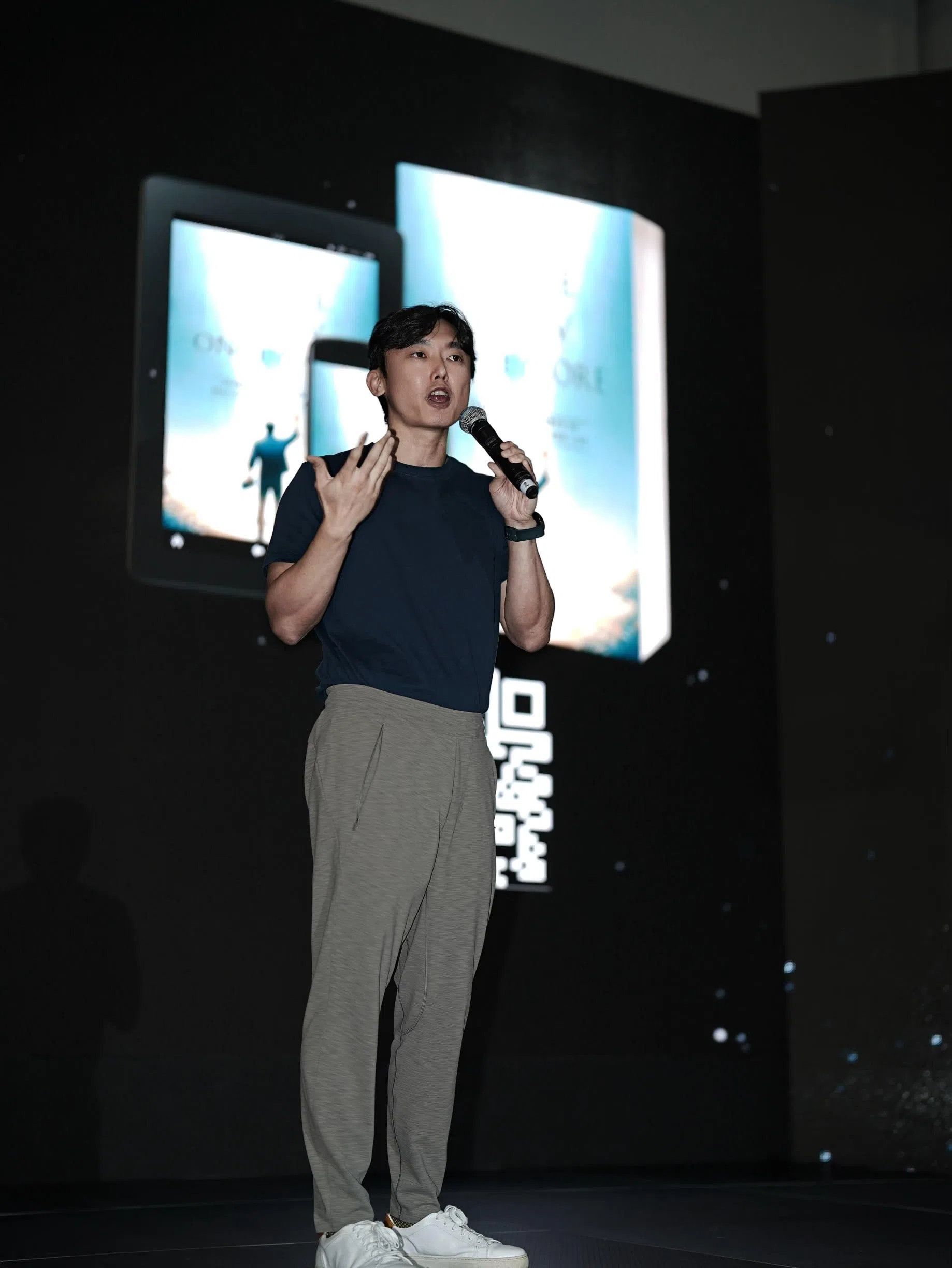 冯伟键忍住泪水在追思会上谈弟弟。（午言媒体提供）