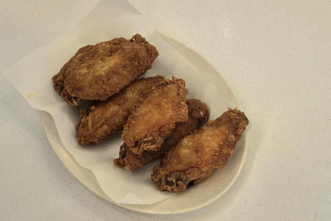 虾酱鸡外皮香脆，肉汁咸香。（陈爱薇摄）