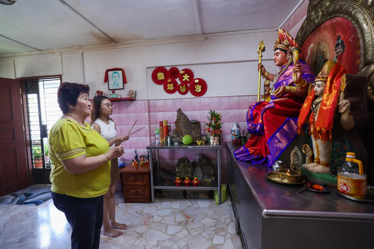 祖孙两人认为，宗教不分高低，不同种族却信奉一样的宗教信仰，只要信仰是教人做好事，都应尊重和善待。（白艳琳摄）