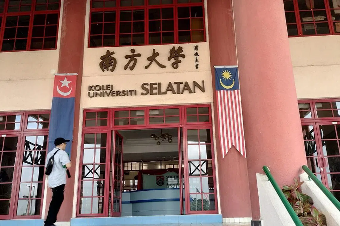 花踪文艺营暨新秀奖颁奖礼在南方大学举行，让参加者一睹美丽校园的文化气息。（曾伟杰摄）