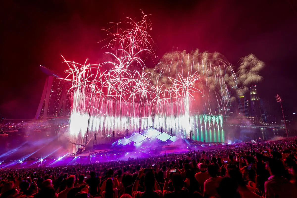 数十万人一同齐聚滨海湾迎接2023年。（叶振忠摄）