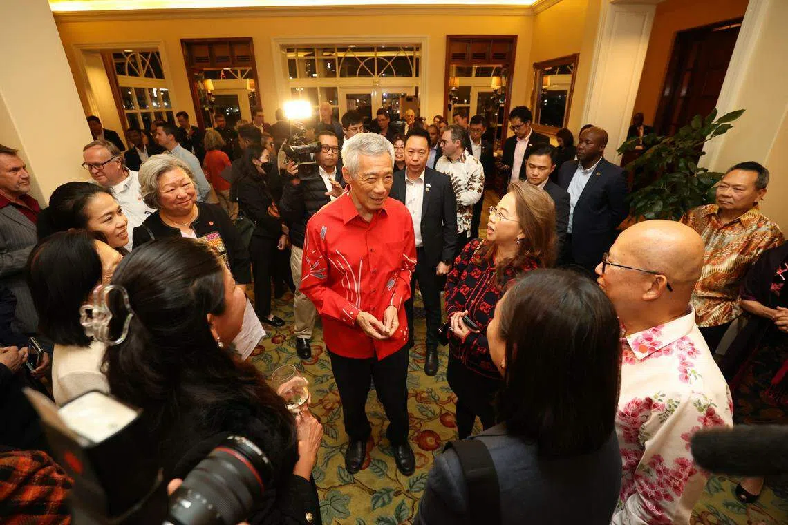 1995年就被美丽风景吸引到南非创业的陈玉凤（右二），目前是某服装和某手表奢侈品牌在当地的经销商。（何家俊摄）