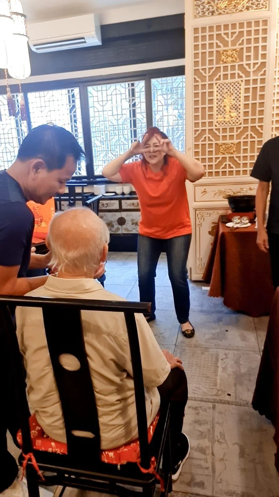 前艺人和幕后人在聚会现场玩游戏。（汤妙玲提供）