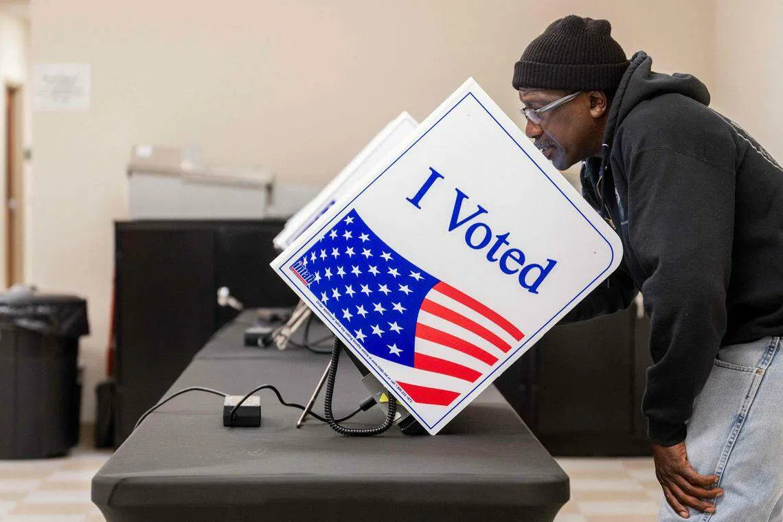 南卡罗来纳州定2月3日举行总统选举初选。1月30日的照片显示，在南州蒙克斯角的一个伯克利县投票中心，一个选民在提前投票期间参加民主党的总统初选投票。（法新社）