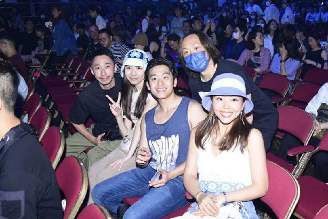 郑中基（后排右）等香港艺人前去观看蔡健雅的演唱会。（取自互联网）