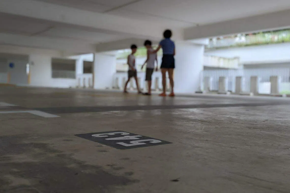 只要淋到一滴雨，两兄弟就要换衣；所以一遇上雨天，即便只是毛毛细雨，郭美冰都只能带儿子到停车场玩；让他们念出停车格的号码，学习辨别数字。（杨雯婷摄）